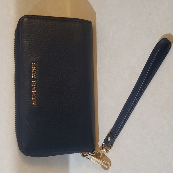 Michael Kors Jet Set Three Qiarter Zip Wallet - Picture 2 of 5